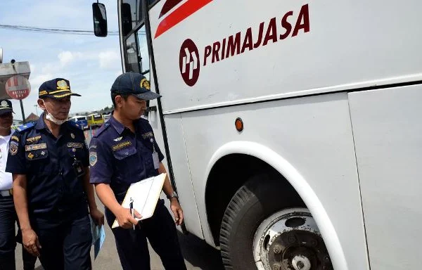 Iat. Petugas saat lakukan uji KIR atau Ramp Chek kepada salah satu bus. Dok Jabar Ekspres.