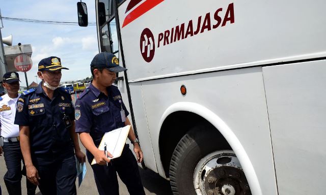 Iat. Petugas saat lakukan uji KIR atau Ramp Chek kepada salah satu bus. Dok Jabar Ekspres.