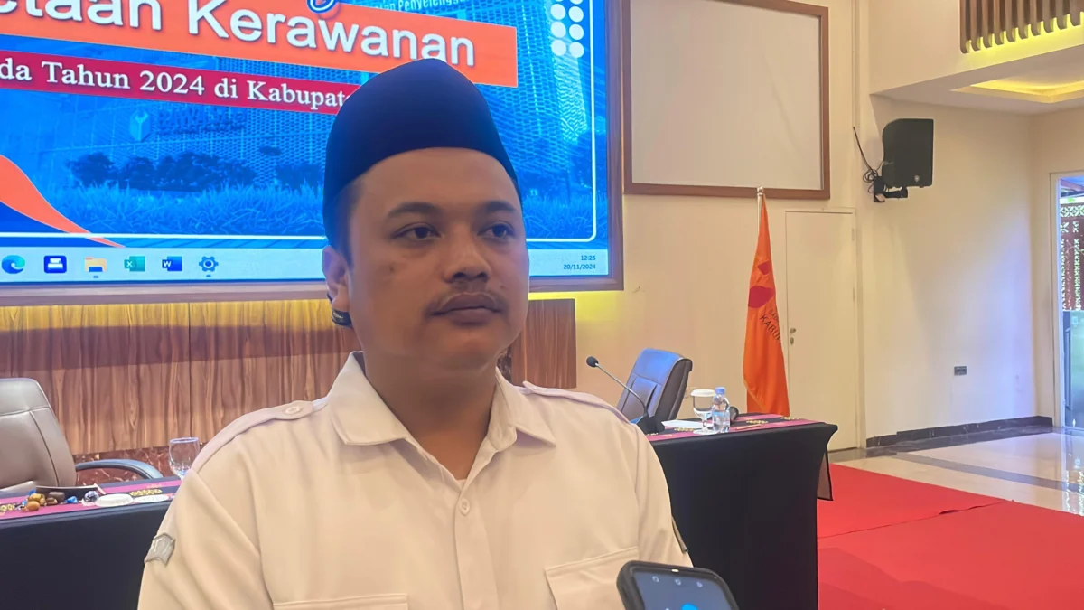 Kordiv Pencegahan, Partisipasi Masyarakat dan Hubungan Masyarakat Bawaslu Kabupaten Bandung, Dede Sodikin saat ditemui di Soreang, Selasa (20/11). (Agi / Jabar Ekspres)