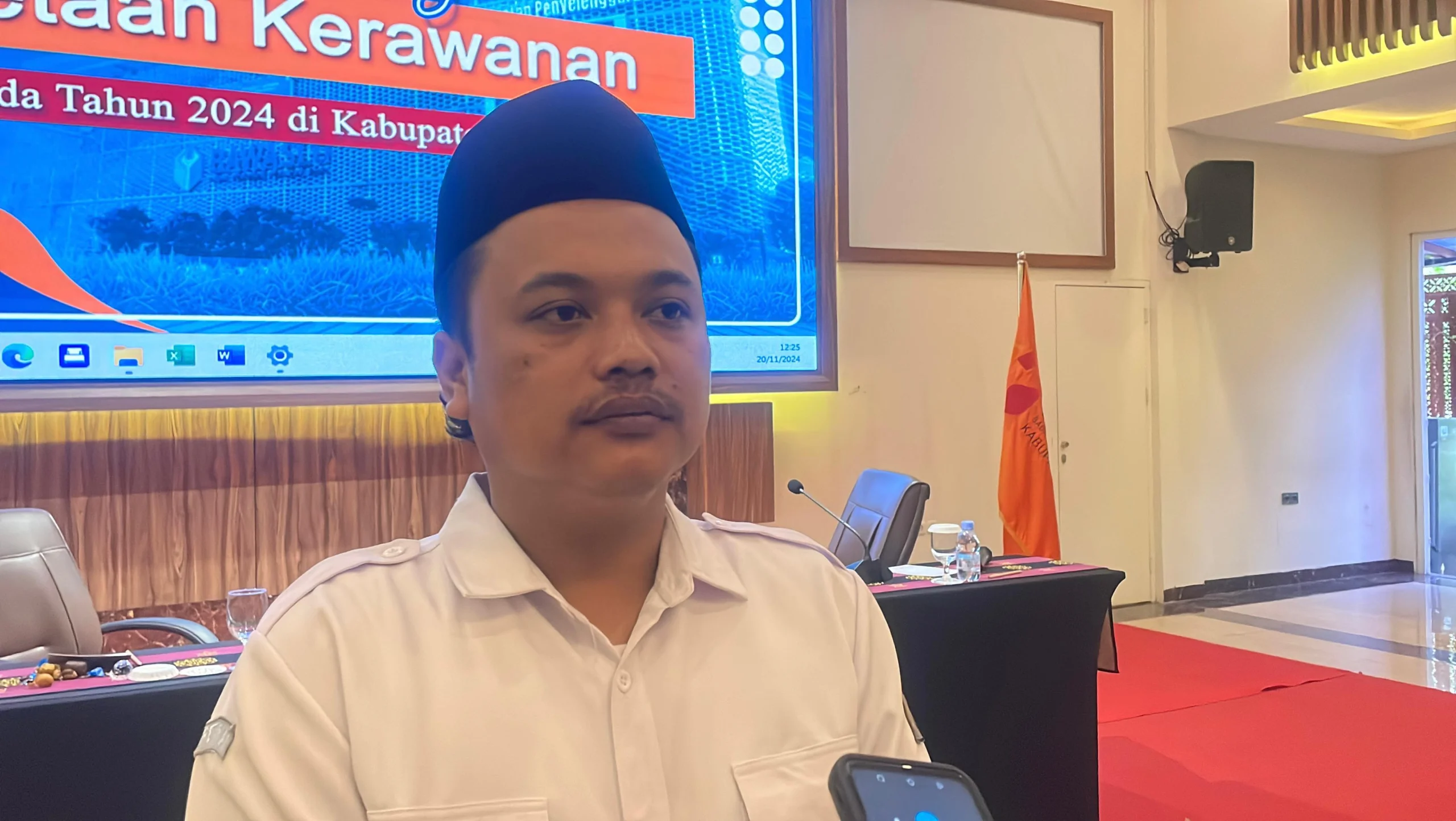 Kordiv Pencegahan, Partisipasi Masyarakat dan Hubungan Masyarakat Bawaslu Kabupaten Bandung, Dede Sodikin saat ditemui di Soreang, Selasa (20/11). (Agi / Jabar Ekspres)