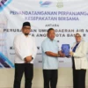 Direktur Perumda Tirta Anom Kota Banjar E Fitrah Nurkamilah (kanan) bersama Kepala Kejaksaan Negeri Kota Banjar Sri Haryanto (tengah) dan Sekretaris Daerah Kota Banjar Soni Harison (kiri), berfoto bersama usai pepanjangam kerjasama, belum lama ini. (Istimewa)