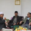 Cawalkot Dandan Riza Wardana saat bersilaturahmi dengan KH. Aceng Dudung (kopiah putih), Rabu (20/11)