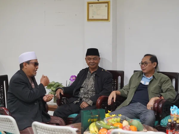 Cawalkot Dandan Riza Wardana saat bersilaturahmi dengan KH. Aceng Dudung (kopiah putih), Rabu (20/11)