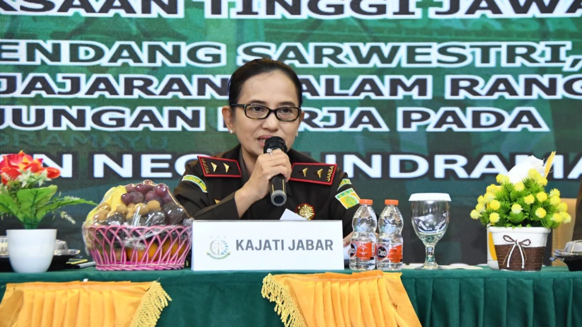 Kepala Kejaksaan Tinggi (Kajati) Jawa Barat, Katarina Endang Sarwestri SH MH saat berkunjung ke Kejaksaan Negeri Indramayu Jawa Barat, Rabu 20 November 2024. (Istimewa)