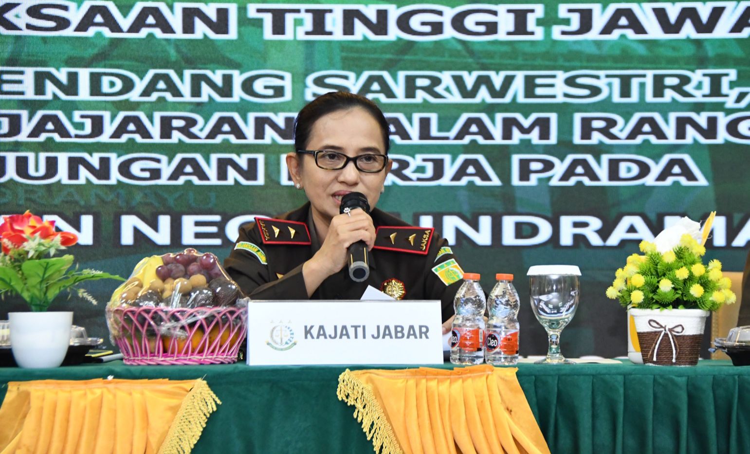 Kepala Kejaksaan Tinggi (Kajati) Jawa Barat, Katarina Endang Sarwestri SH MH saat berkunjung ke Kejaksaan Negeri Indramayu Jawa Barat, Rabu 20 November 2024. (Istimewa)