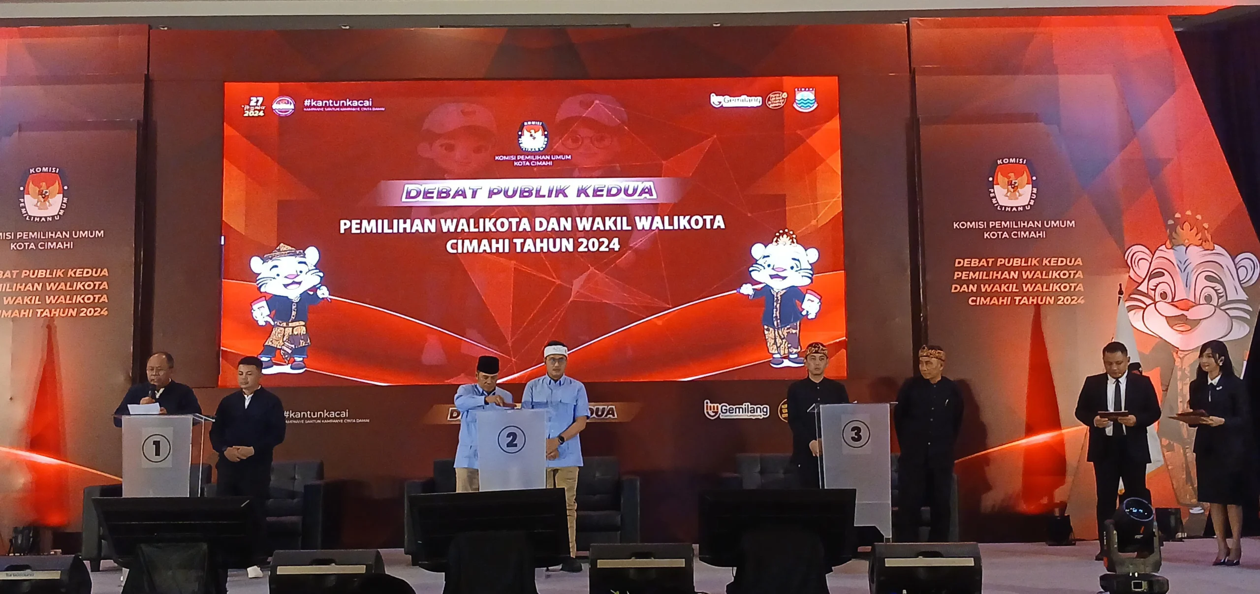 Debat Publik Kedua Pemilihan Calon Wali Kota dan Wakil Wali Kota Cimahi Digelar Dengan Sorak Sorai Yel-yel Pendukung (mong)