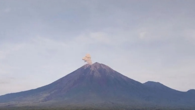 Gunung Semeru kembali erupsi dengan ketinggian letusan 800 meter. (foto/ANTARA)