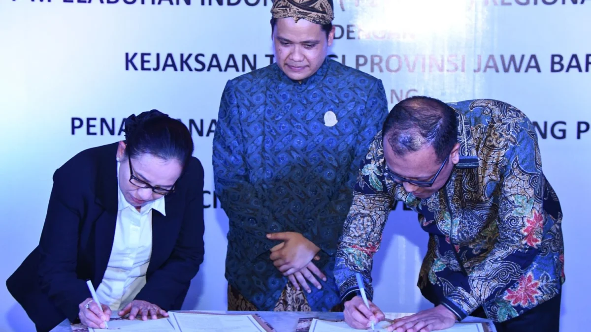 Kajati Jabar, Katarina Endang Sarwestri SH MH (kiri) menandatangani perjanjian kerjasasama dalam bidang Hukum Perdata dan Tata Usaha Negara Negara dengan PT Pelindo (persero) Regional 2 Cirebon, Rabu 20 November 2024. (Istimewa)