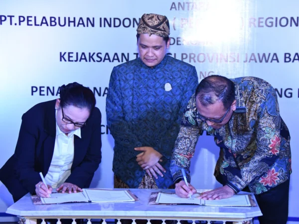 Kajati Jabar, Katarina Endang Sarwestri SH MH (kiri) menandatangani perjanjian kerjasasama dalam bidang Hukum Perdata dan Tata Usaha Negara Negara dengan PT Pelindo (persero) Regional 2 Cirebon, Rabu 20 November 2024. (Istimewa)