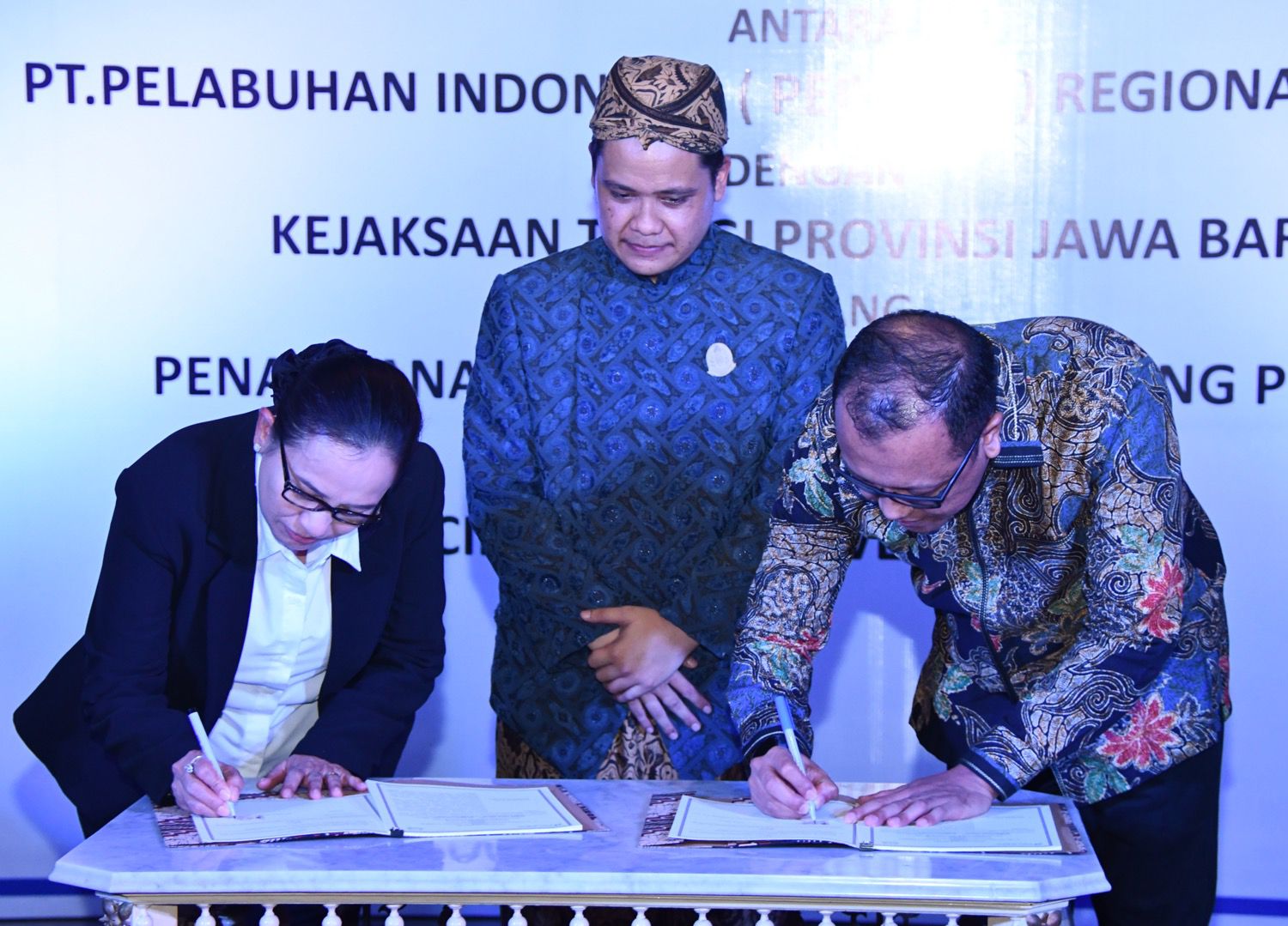 Kajati Jabar, Katarina Endang Sarwestri SH MH (kiri) menandatangani perjanjian kerjasasama dalam bidang Hukum Perdata dan Tata Usaha Negara Negara dengan PT Pelindo (persero) Regional 2 Cirebon, Rabu 20 November 2024. (Istimewa)