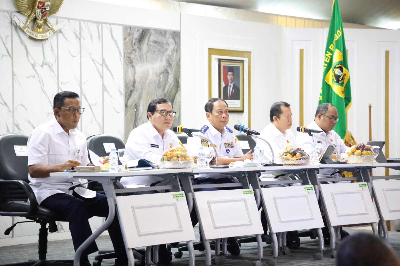 Pj. Bupati Bogor, Bachril Bakri bersama Wakil Menteri Perhubungan RI, Suntana gelar rapat koordinasi dalam rangka penanganan kemacetan di kawasan Puncak