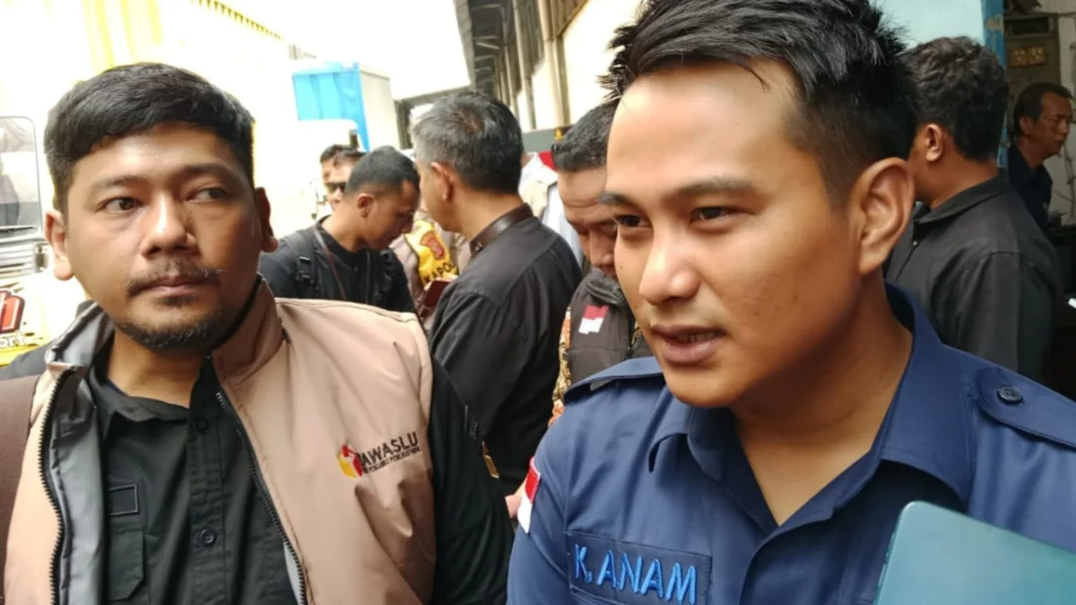 Ketua Bawaslu Kota Bandung Dimas A Iskandar (kiri) saat ditemui, Kamis (21/11).