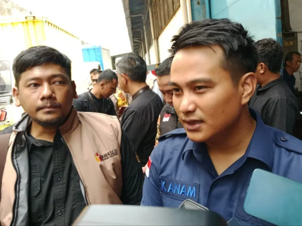 Ketua Bawaslu Kota Bandung Dimas A Iskandar (kiri) saat ditemui, Kamis (21/11).