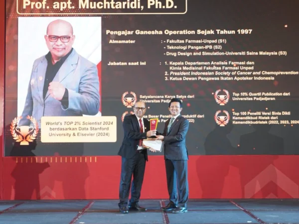 (Prof. Bob Foster menyerahkan sertifikat kepada Prof. Muchtaridi sebagai Pengajar Berprestasi pada Ganesha Operation Award 2024)