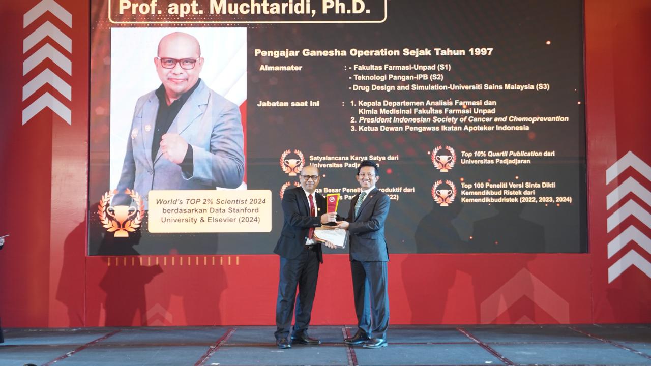 (Prof. Bob Foster menyerahkan sertifikat kepada Prof. Muchtaridi sebagai Pengajar Berprestasi pada Ganesha Operation Award 2024)