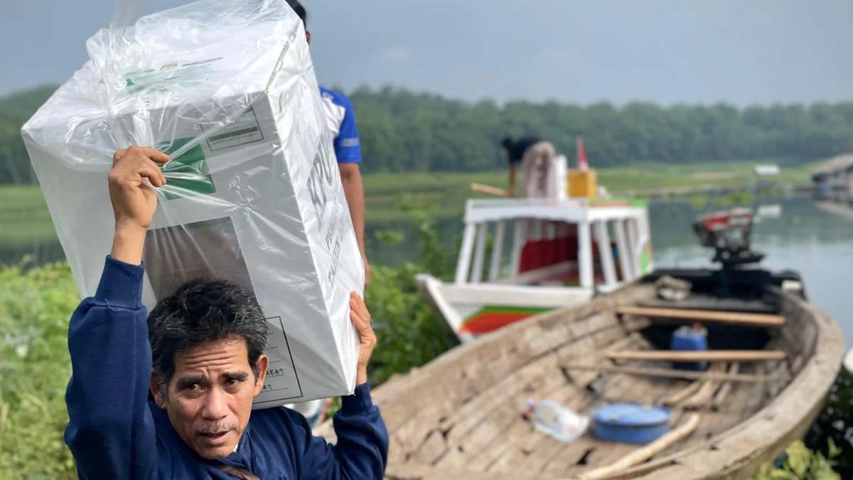 Petugas PPS desa saat mendistribusikan logistik ke daerah pelosok Bandung Barat. Dok Jabar Ekspres