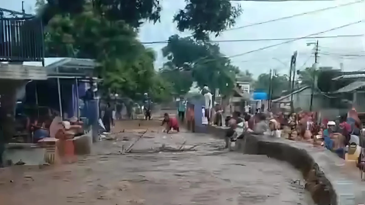 Tangkapan layar, luapan air Sungai Cisunggalah Desa Panyadap, Kecamatan Solokanjeruk, Kabupaten Bandung akibat tanggul jebol