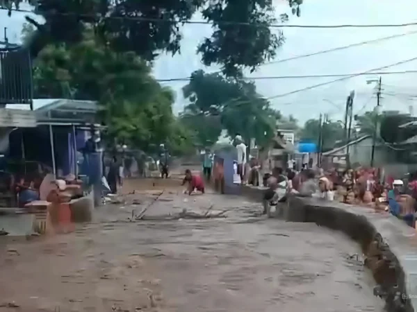 Tangkapan layar, luapan air Sungai Cisunggalah Desa Panyadap, Kecamatan Solokanjeruk, Kabupaten Bandung akibat tanggul jebol