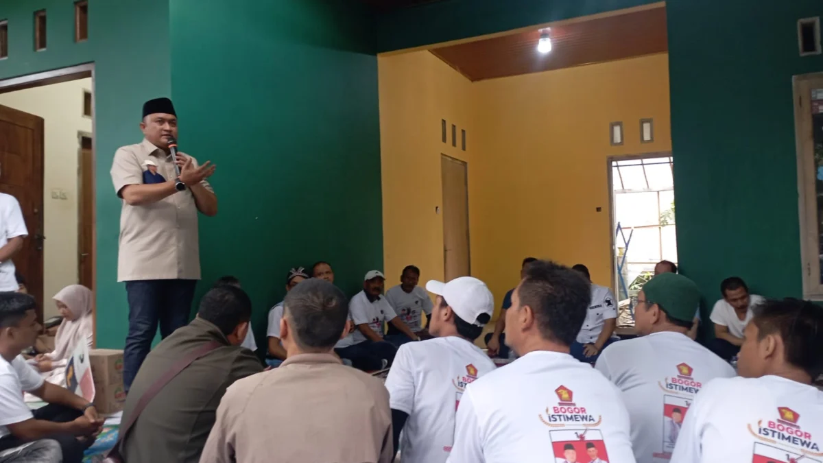 Calon Bupati Bogor Rudy Susmanto saat melakukan kampanye di Desa Cilebut Barat, Kecamatan Sukaraja, Kabupaten Bogor, Kamis (21/11). Foto : Sandika Fadilah /jabarekspres.com