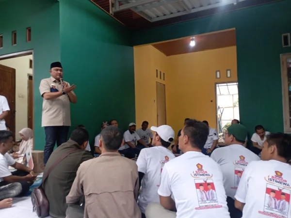 Calon Bupati Bogor Rudy Susmanto saat melakukan kampanye di Desa Cilebut Barat, Kecamatan Sukaraja, Kabupaten Bogor, Kamis (21/11). Foto : Sandika Fadilah /jabarekspres.com