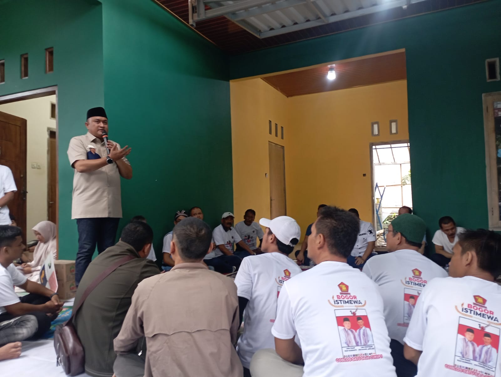 Calon Bupati Bogor Rudy Susmanto saat melakukan kampanye di Desa Cilebut Barat, Kecamatan Sukaraja, Kabupaten Bogor, Kamis (21/11). Foto : Sandika Fadilah /jabarekspres.com