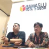 Ketua Bawaslu Kota Bogor, Herdyatna (Kanan) bersama Koordinator Divisi Penanganan Pelanggaran dan Data Informasi Bawaslu Kota Bogor, Supriantona Siburian saat Konferensi Pers, Kamis (21/11). (Yudha Prananda / Jabar Ekspres)