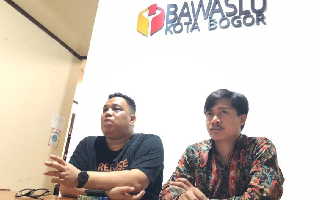 Ketua Bawaslu Kota Bogor, Herdyatna (Kanan) bersama Koordinator Divisi Penanganan Pelanggaran dan Data Informasi Bawaslu Kota Bogor, Supriantona Siburian saat Konferensi Pers, Kamis (21/11). (Yudha Prananda / Jabar Ekspres)