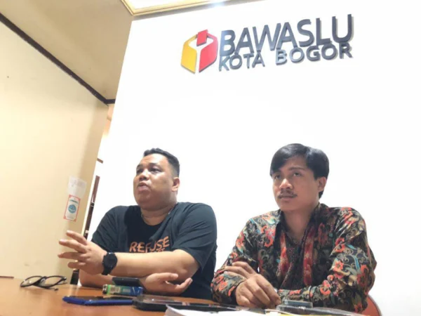 Ketua Bawaslu Kota Bogor, Herdyatna (Kanan) bersama Koordinator Divisi Penanganan Pelanggaran dan Data Informasi Bawaslu Kota Bogor, Supriantona Siburian saat Konferensi Pers, Kamis (21/11). (Yudha Prananda / Jabar Ekspres)