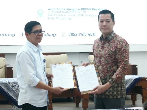 Kepala BBPVP Bandung Herman Bija (baju putih) saat MoU dengan perwakilan perusahaan, Jumat (22/11).