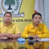 Sekretaris DPD Partai Golkar Kota Bogor, Mohammad Aleksander (Kiri) bersama jajaran. (Yudha Prananda / Jabar Ekspres)