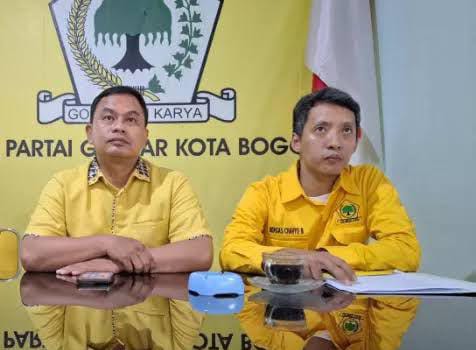 Sekretaris DPD Partai Golkar Kota Bogor, Mohammad Aleksander (Kiri) bersama jajaran. (Yudha Prananda / Jabar Ekspres)