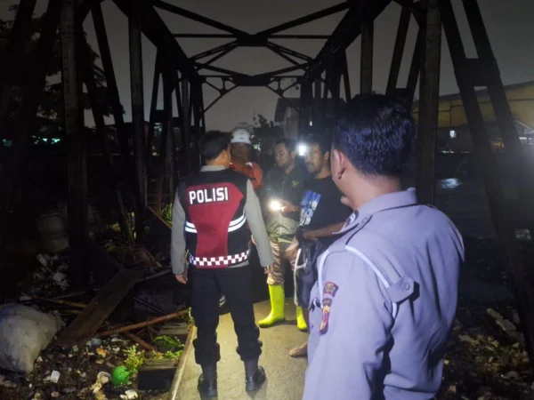 Pencarian seorang wanita yang terjatuh dan terbawa arus sungai citarum. Foto Istimewa