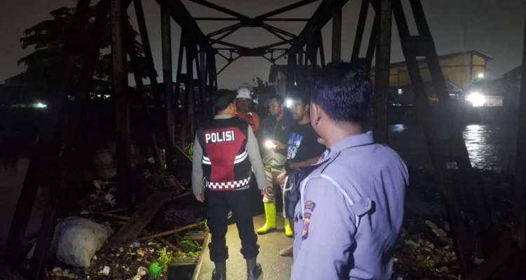 Pencarian seorang wanita yang terjatuh dan terbawa arus sungai citarum. Foto Istimewa