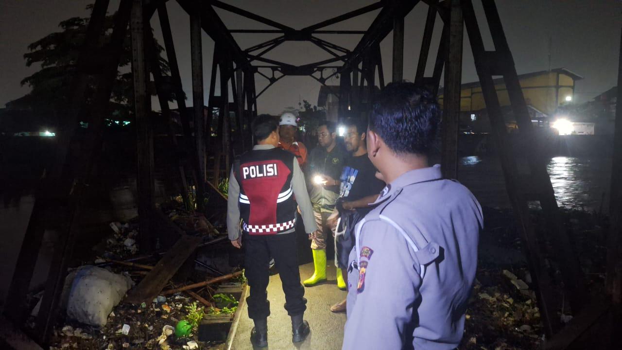 Pencarian seorang wanita yang terjatuh dan terbawa arus sungai citarum. Foto Istimewa