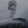 Gunung Ibu di Halmahera Barat erupsi keluarkan lava pijar dan sinar api setinggi 100 meter di atas puncak