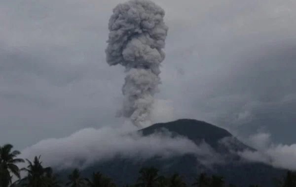 Gunung Ibu di Halmahera Barat erupsi keluarkan lava pijar dan sinar api setinggi 100 meter di atas puncak