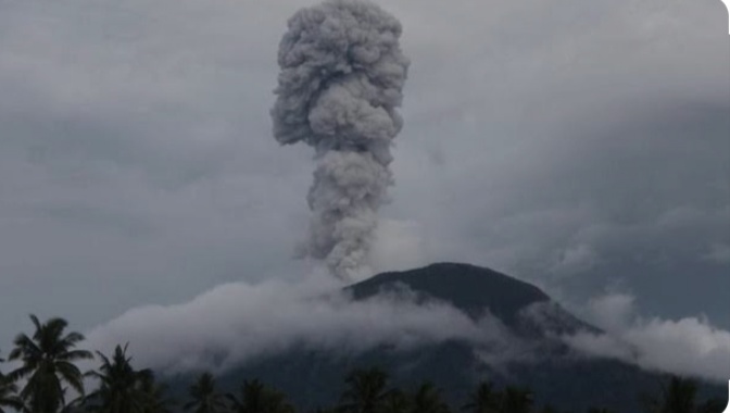 Gunung Ibu di Halmahera Barat erupsi keluarkan lava pijar dan sinar api setinggi 100 meter di atas puncak