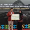 Ist. Gubernur Jabar sebelumnya Ridwan Kamil saat berikan beasiswa JFLS kepada mahasiswa. Foto. Sandi Nugraha