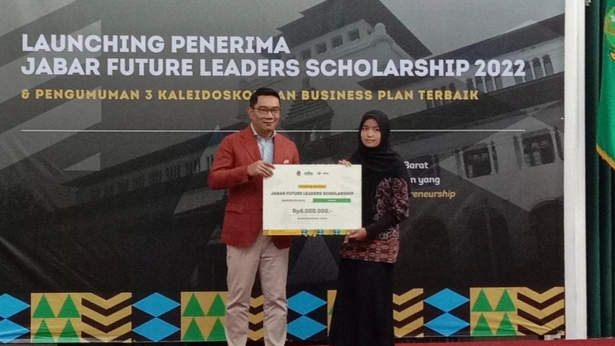 Ist. Gubernur Jabar sebelumnya Ridwan Kamil saat berikan beasiswa JFLS kepada mahasiswa. Foto. Sandi Nugraha