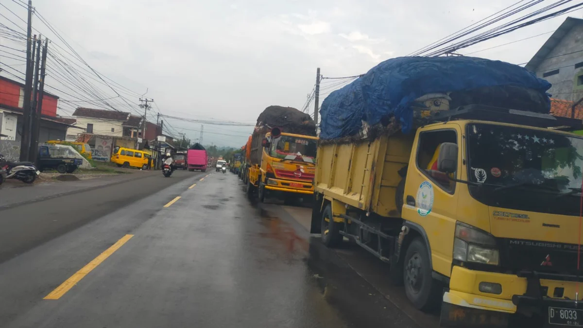 Puluhan armada pengangkut sampah di hadang warga karena lebihi kapasitas