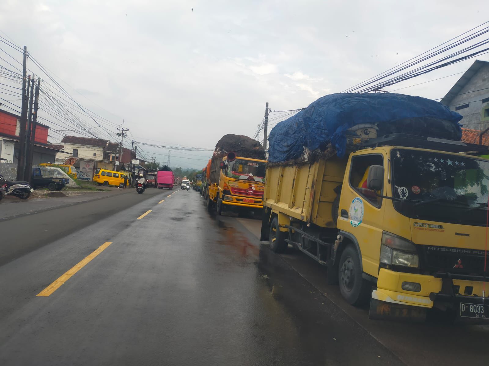 Puluhan armada pengangkut sampah di hadang warga karena lebihi kapasitas