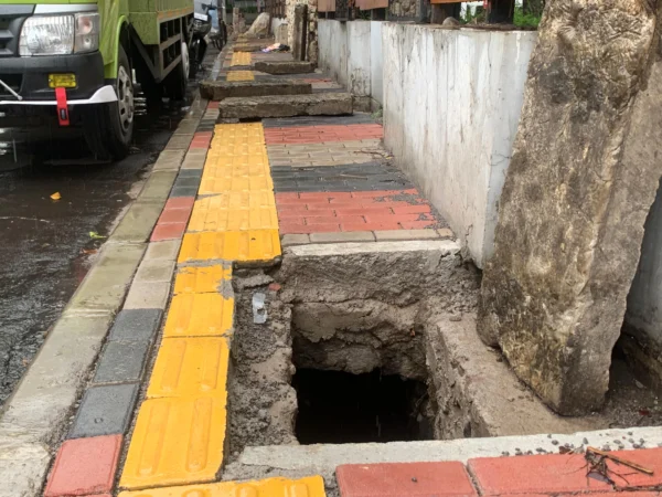 Pengerjaan proyek trotoar masih tidak ramah disabilitas. Tampak di sejumlah jalan Ahmad Yani, Kota Bandung, kondisi trotoar membahayakan pejalan kaki. (Nizar/Jabar Ekspres)