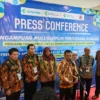 Pj Wali Kota Bogor, Hery Antasari bersama Direktur Direktorat P2TM Kementerian Kesehatan RI Dr. Nadia Tarmizi, Direktur RSUD dan Dirut RSUP beserta jajaran saat Konferensi Pers di RSUD Kota Bogor, Jumat (22/11). (Yudha Prananda / Jabar Ekspres)