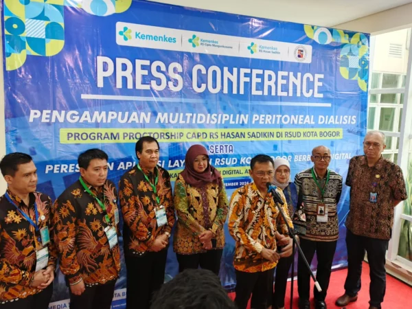 Pj Wali Kota Bogor, Hery Antasari bersama Direktur Direktorat P2TM Kementerian Kesehatan RI Dr. Nadia Tarmizi, Direktur RSUD dan Dirut RSUP beserta jajaran saat Konferensi Pers di RSUD Kota Bogor, Jumat (22/11). (Yudha Prananda / Jabar Ekspres)