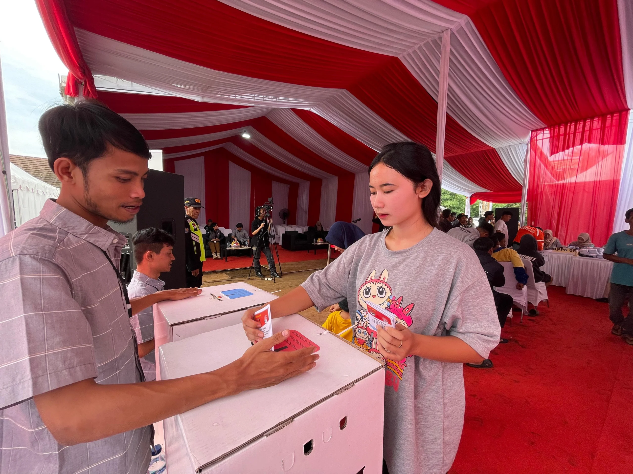 Ist. Petugas KPPS saat melaksanakan simulasi pemungutan suara. Dok. Jabar Ekspres