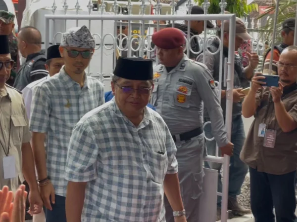 Pasangan Badami, Bambang Hidayah dan Dani Danial Muhklis saat mendaftar calon kepala daerah ke KPU Banjar. Paslon ini akan memberikan lagi Tunjangan Daerah (Tunda) untuk guru ASN di Kota Banjar. (CECEP HERDI/JABAR EKSPRES)