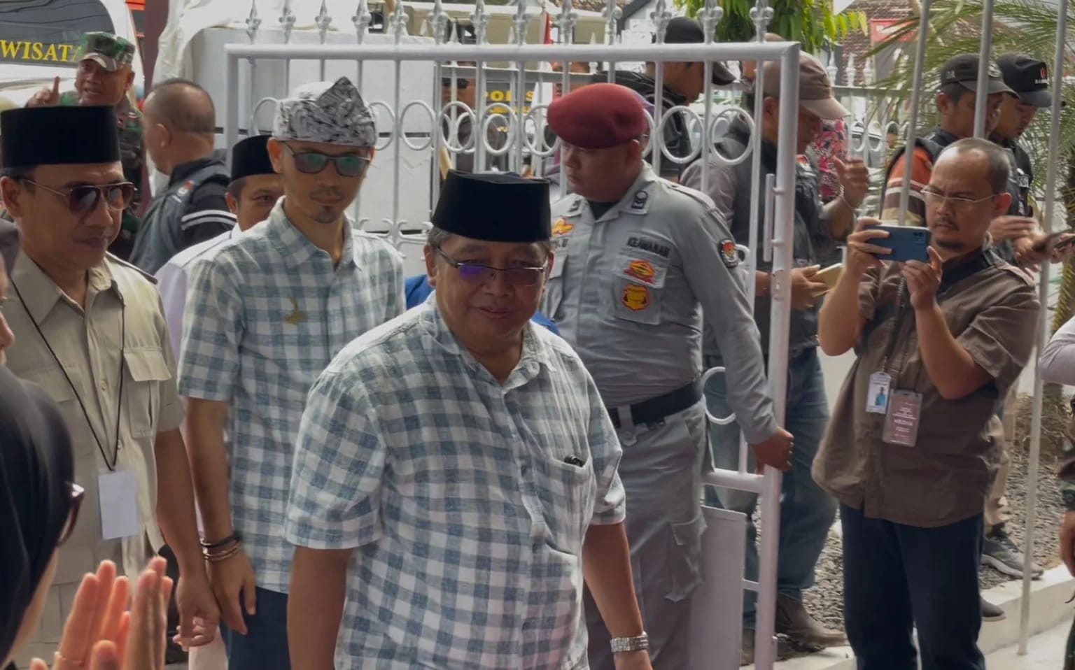 Pasangan Badami, Bambang Hidayah dan Dani Danial Muhklis saat mendaftar calon kepala daerah ke KPU Banjar. Paslon ini akan memberikan lagi Tunjangan Daerah (Tunda) untuk guru ASN di Kota Banjar. (CECEP HERDI/JABAR EKSPRES)