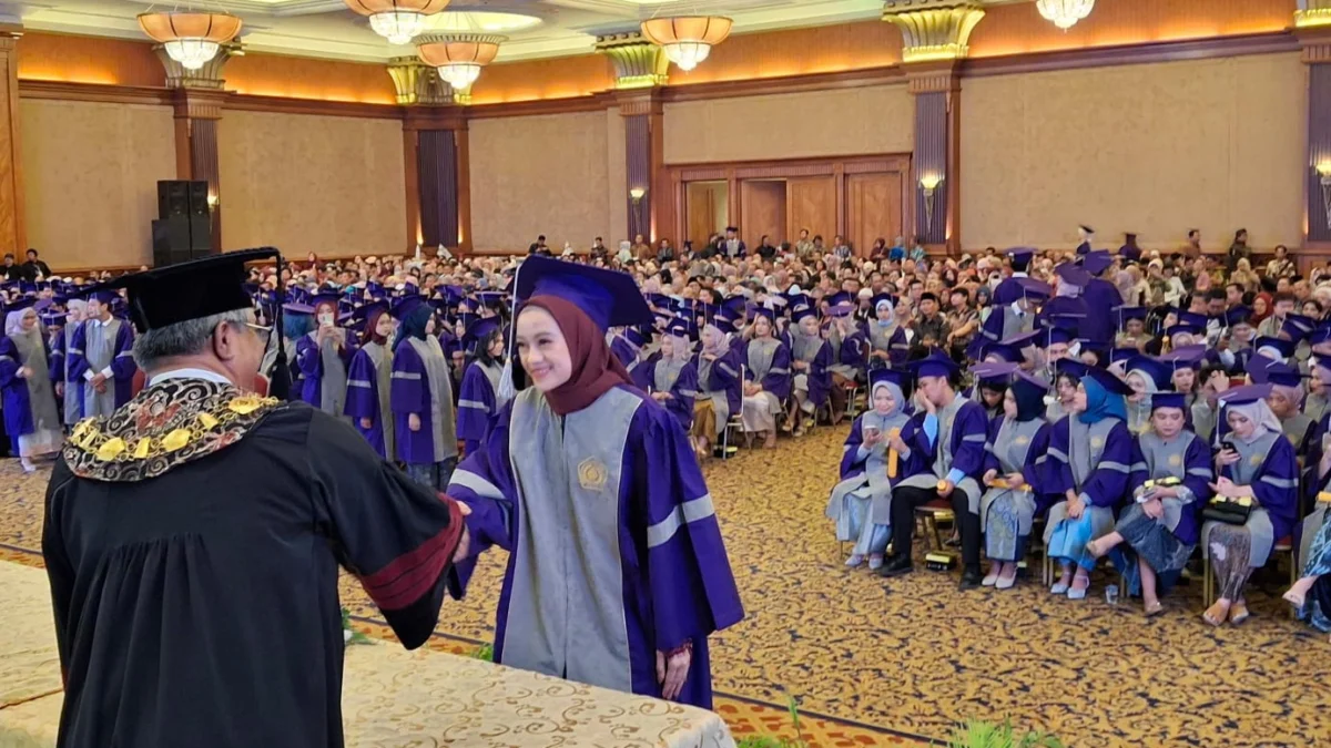 Ratusan mahasiswa dari IBI Kesatuan Bogor saat mengikuti prosesi wisuda. (Yudha Prananda /Jabar Ekspres)