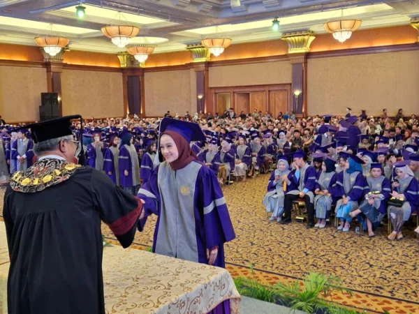 Ratusan mahasiswa dari IBI Kesatuan Bogor saat mengikuti prosesi wisuda. (Yudha Prananda /Jabar Ekspres)