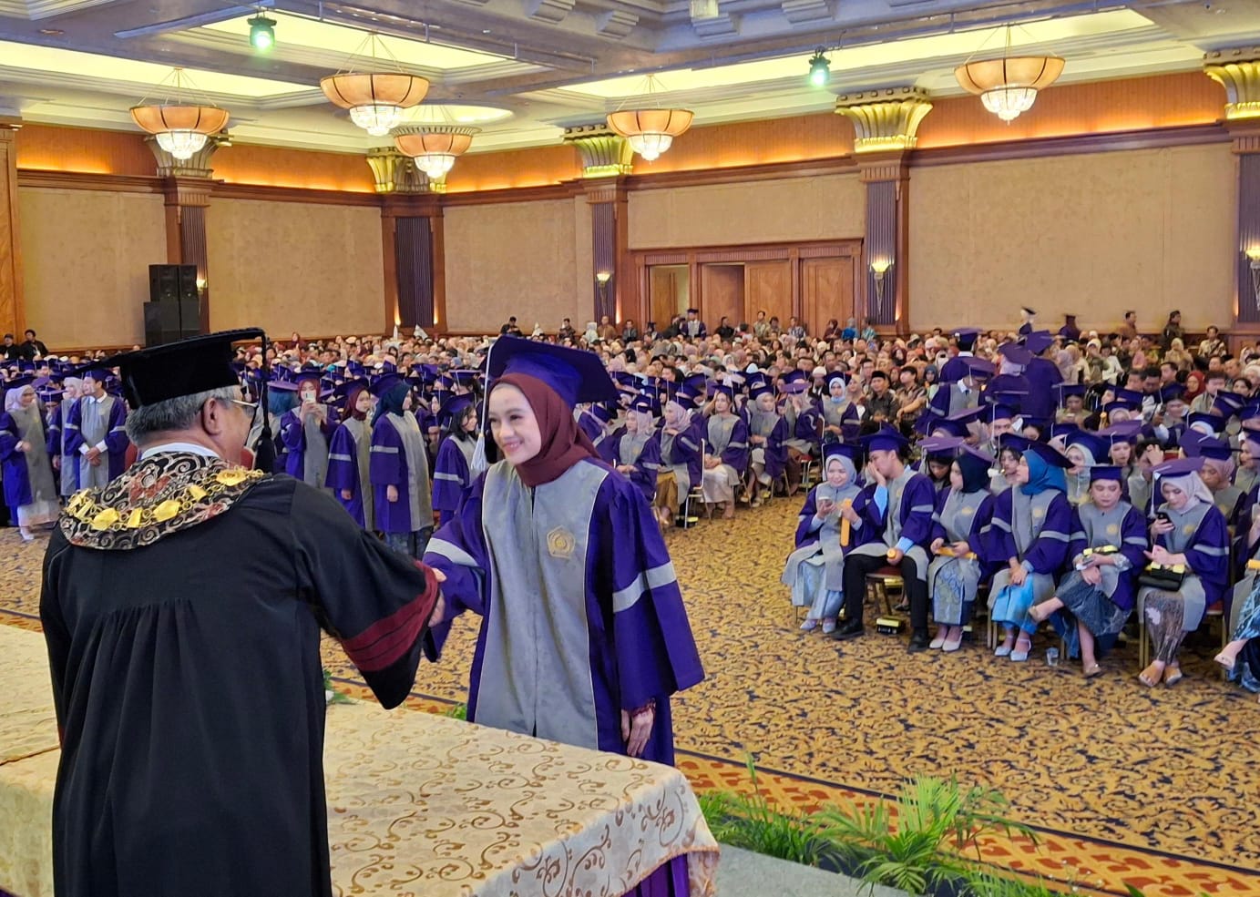 Ratusan mahasiswa dari IBI Kesatuan Bogor saat mengikuti prosesi wisuda. (Yudha Prananda /Jabar Ekspres)